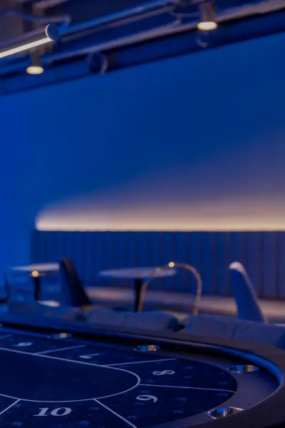 블루&앰버 조명의 무디한 홀덤 라운지